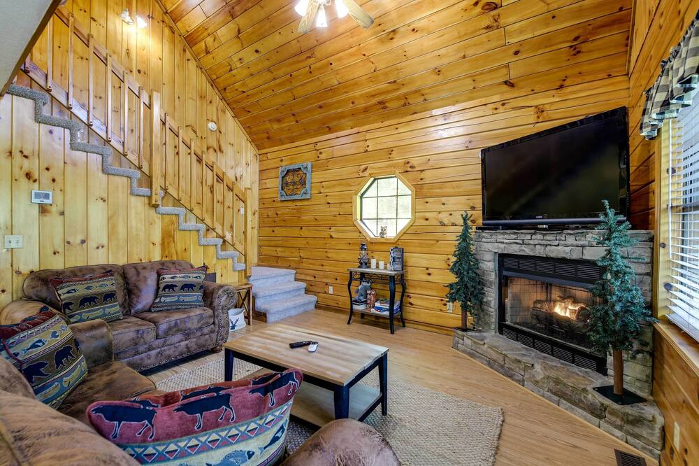 Sevierville Cabin w\/ Hot Tub, Views & Pool Access!