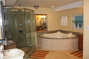 Ensemble douche/baignoire, baignoire à jets, sèche-cheveux