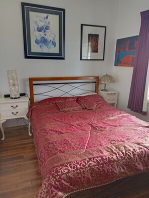 3 bedrooms, travel cot, bed sheets, wheelchair access