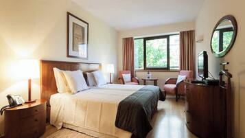 1 quarto, escrivaninha, ferros/tábuas de passar roupa, acesso à internet