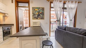 Una cocina moderna con una isla central, un microondas y una lavadora.