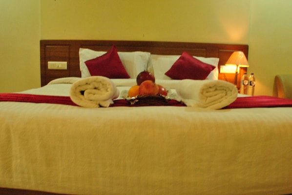 Phòng đôi Economy, 1 giường cỡ king, hút thuốc, quang cảnh thành phố | Bộ đồ giường cao cấp, minibar, bàn, bàn ủi/dụng cụ ủi quần áo 