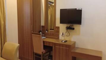 Premium bedding, minibar, desk, iron/ironing board