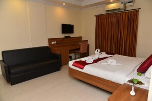Premium bedding, minibar, desk, iron/ironing board - Hotel Sonas (Tiruchirappalli)