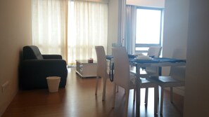 Appartement Deluxe, 1 chambre, accessible aux personnes à mobilité réduite | Aire de séjour | Téléviseur au plasma, foyer