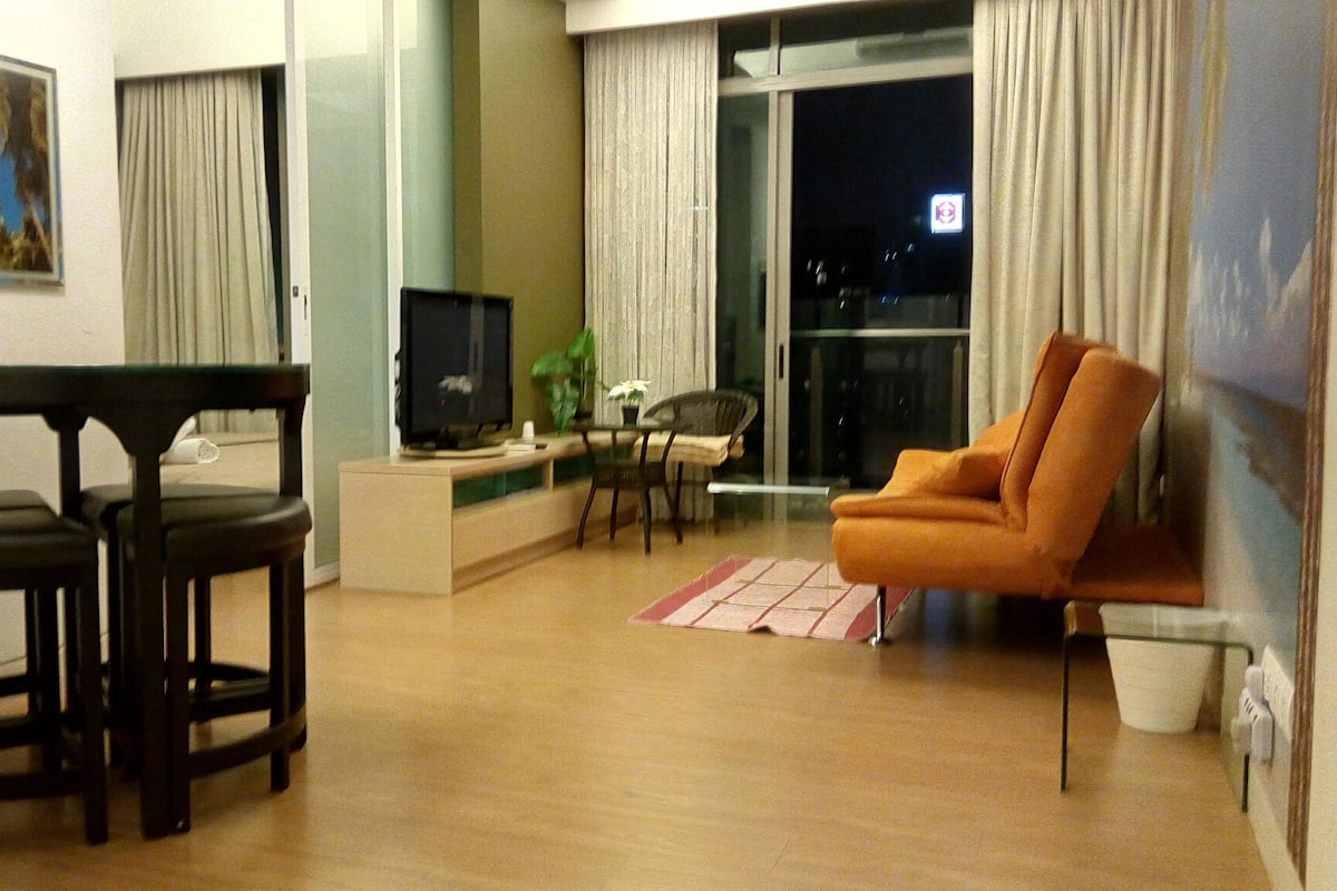 Departamento Deluxe, 1 habitación, con acceso para personas discapacitadas | Sala de estar | Televisión de plasma y chimenea