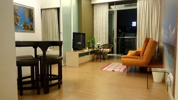 Apartamento Deluxe, 1 habitación, accesible para personas con discapacidad | Sala de estar | Una televisión de plasma, una chimenea