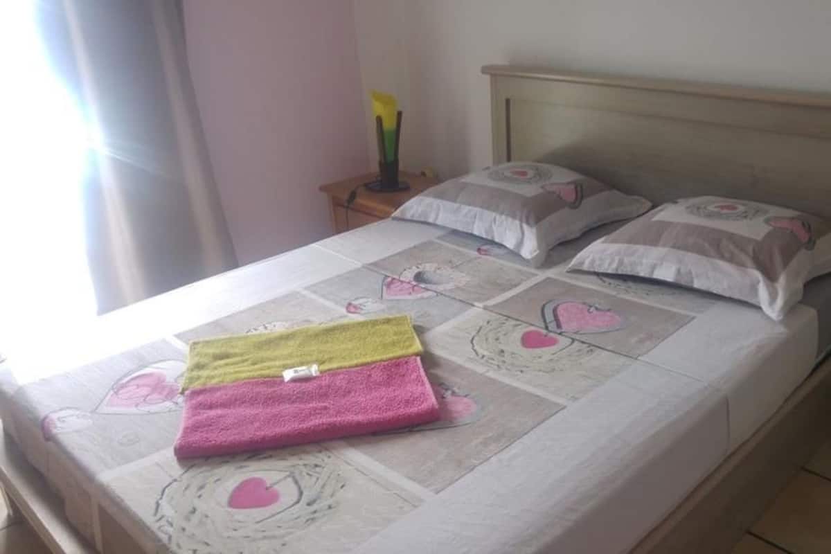 Eenvoudige tweepersoonskamer | Verduisterende gordijnen, een strijkplank/strijkijzer, gratis babybedden