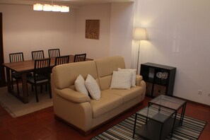 Una televisión, una chimenea, un reproductor estéreo