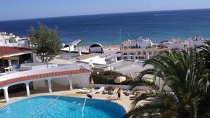 Area piscina con vista sulla spiaggia e sull'oceano.
