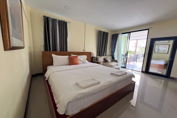 Superior-rum - balkong - sjöutsikt | Strykjärn/strykbräda, extrasängar, gratis wi-fi och sängkläder