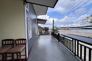 Quarto família, sacada, vista para o lago | Terraço/pátio