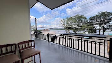Familienzimmer, Balkon, Seeblick | Terrasse/Patio