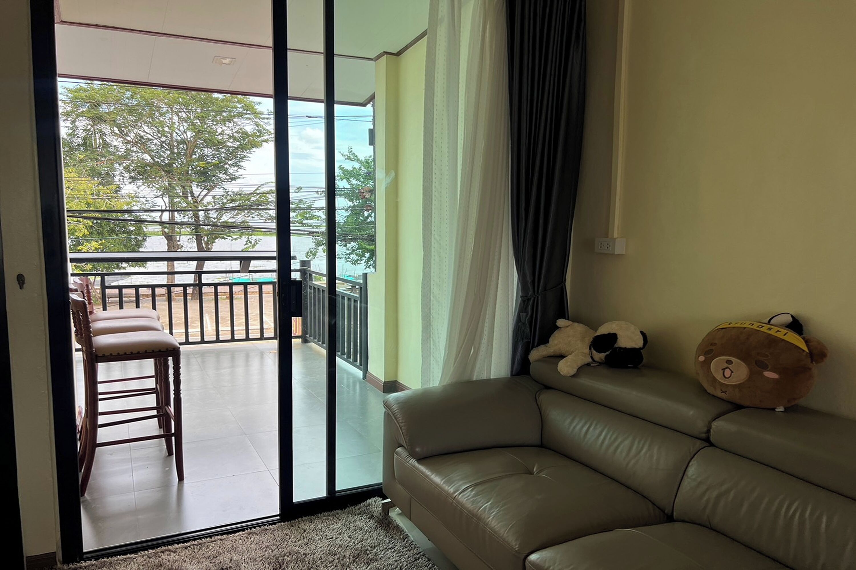 Habitación familiar, balcón, vista al lago | Tabla de planchar con plancha, camas extra, wifi gratis y ropa de cama 