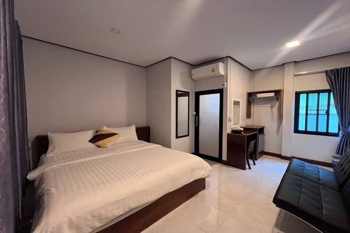 Iron/ironing board, rollaway beds, free WiFi, bed sheets