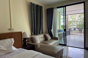 Superior-rum - balkong - sjöutsikt | Strykjärn/strykbräda, extrasängar, gratis wi-fi och sängkläder