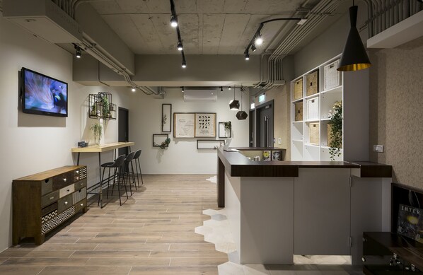 Deluxe-Vierbettzimmer, 2 Doppelbetten, mit Bad | Wohnbereich | 15-Zoll-LED-Fernseher mit Digitalempfang, Fernseher, Videospielkonsole