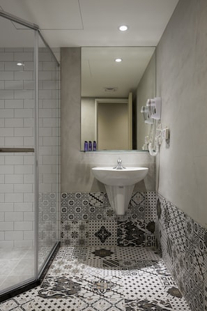 Habitación cuádruple panorámica, 1 habitación, baño privado, vistas a la ciudad | Baño | Ducha, cabezal de ducha tipo lluvia, secador de pelo y zapatillas