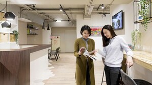 A modern interior with a reception desk, chairs, and a TV screen. - 109 Hostel Taipei (Taipei)