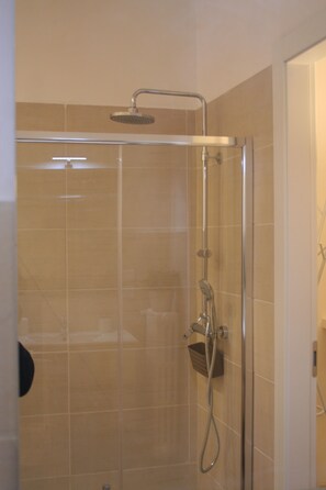 Douche, sèche-cheveux, bidet, serviettes fournies