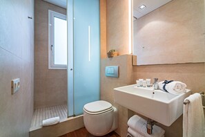 Dusche, Haartrockner, Handtücher