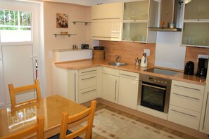 Réfrigérateur, four à micro-ondes, un four, lave-vaisselle