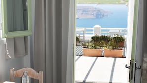 Superior Double Room | In-room dining - The Cliff Reflections - Adults Only (Santorini)