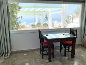 Superior Studio Suite | In-room dining - The Cliff Reflections - Adults Only (Santorini)