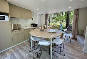 Luxury Cottage | Living area | 17-inch flat-screen TV with digital channels, TV