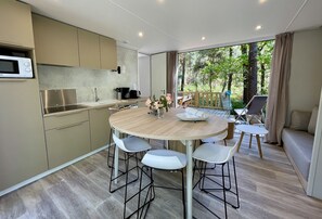 Luxe cottage | Woonruimte | Een 17-inch flatscreentelevisie met digitale zenders en televisie