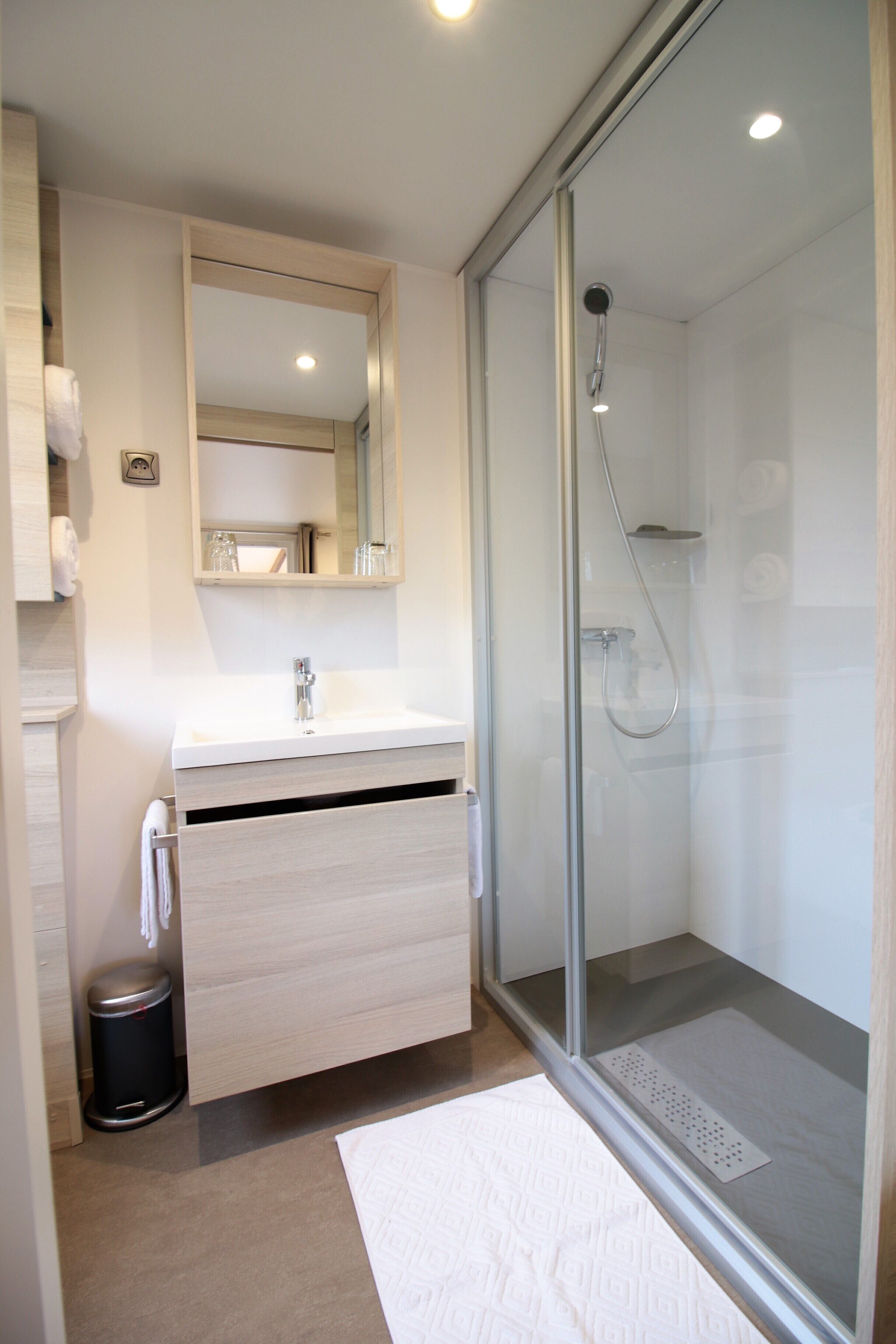 premium cottage | bathroom | shower, towels