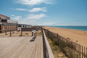Perto da praia, prática de vôlei de praia, Prática de surfe/bodyboard 