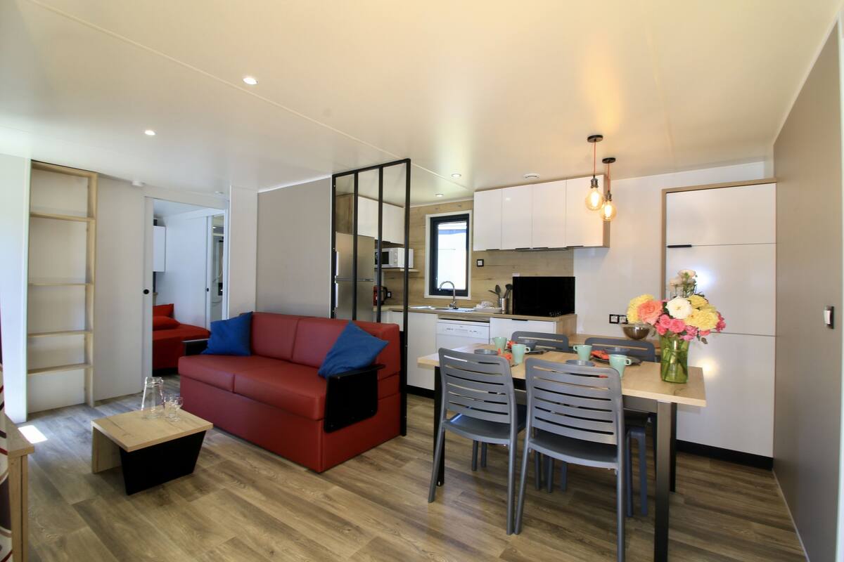 premium cottage | private kitchen | full-sized fridge, microwave, stovetop, dishwasher