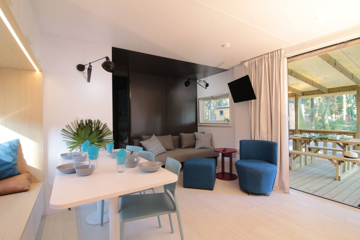 premium cottage, 3 bedrooms | television