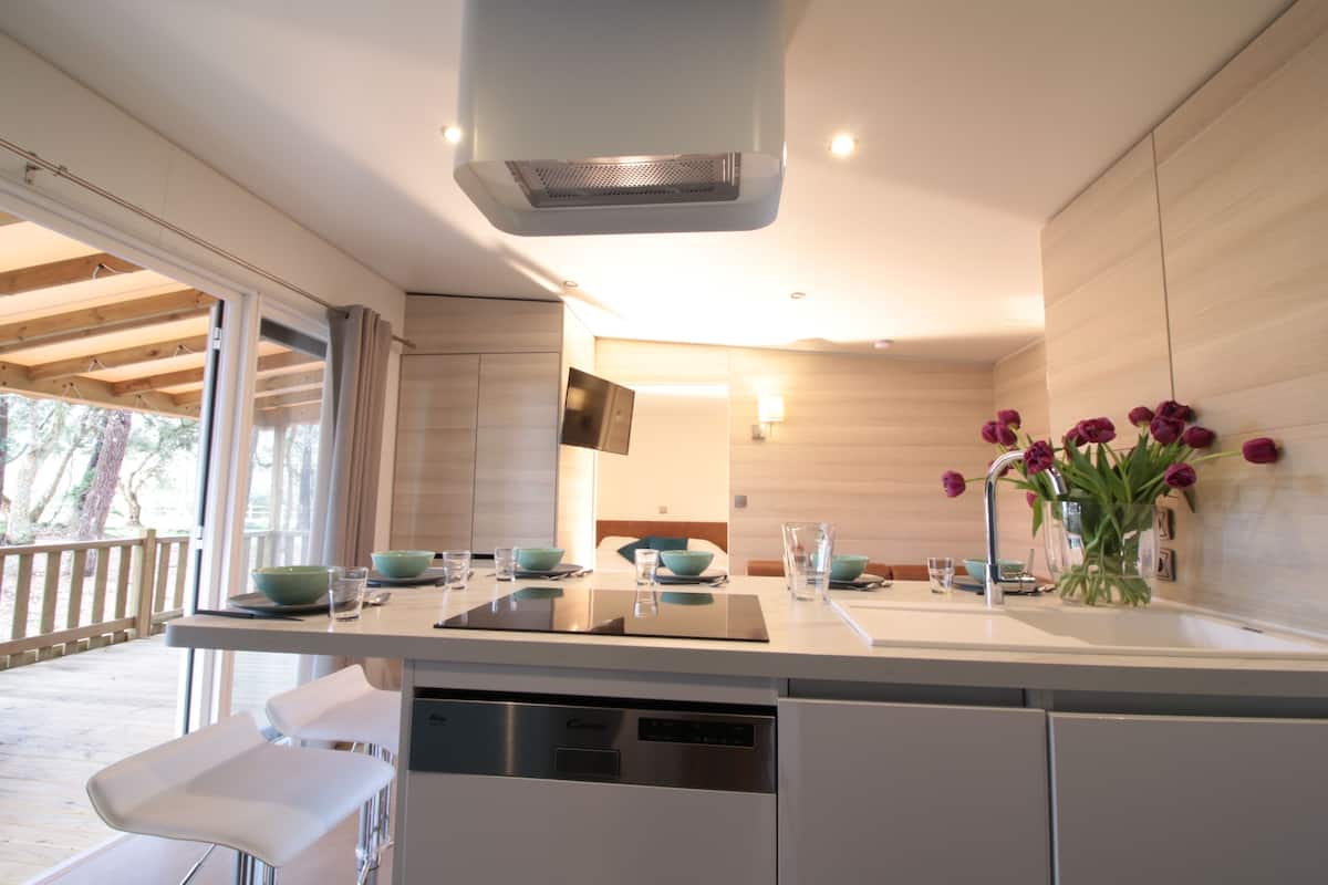 premium cottage | private kitchen | full-sized fridge, microwave, stovetop, dishwasher