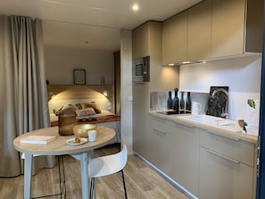 Premium-Suite | Eigene Küche | Großer Kühlschrank, Mikrowelle, Herdplatte, Geschirrspüler