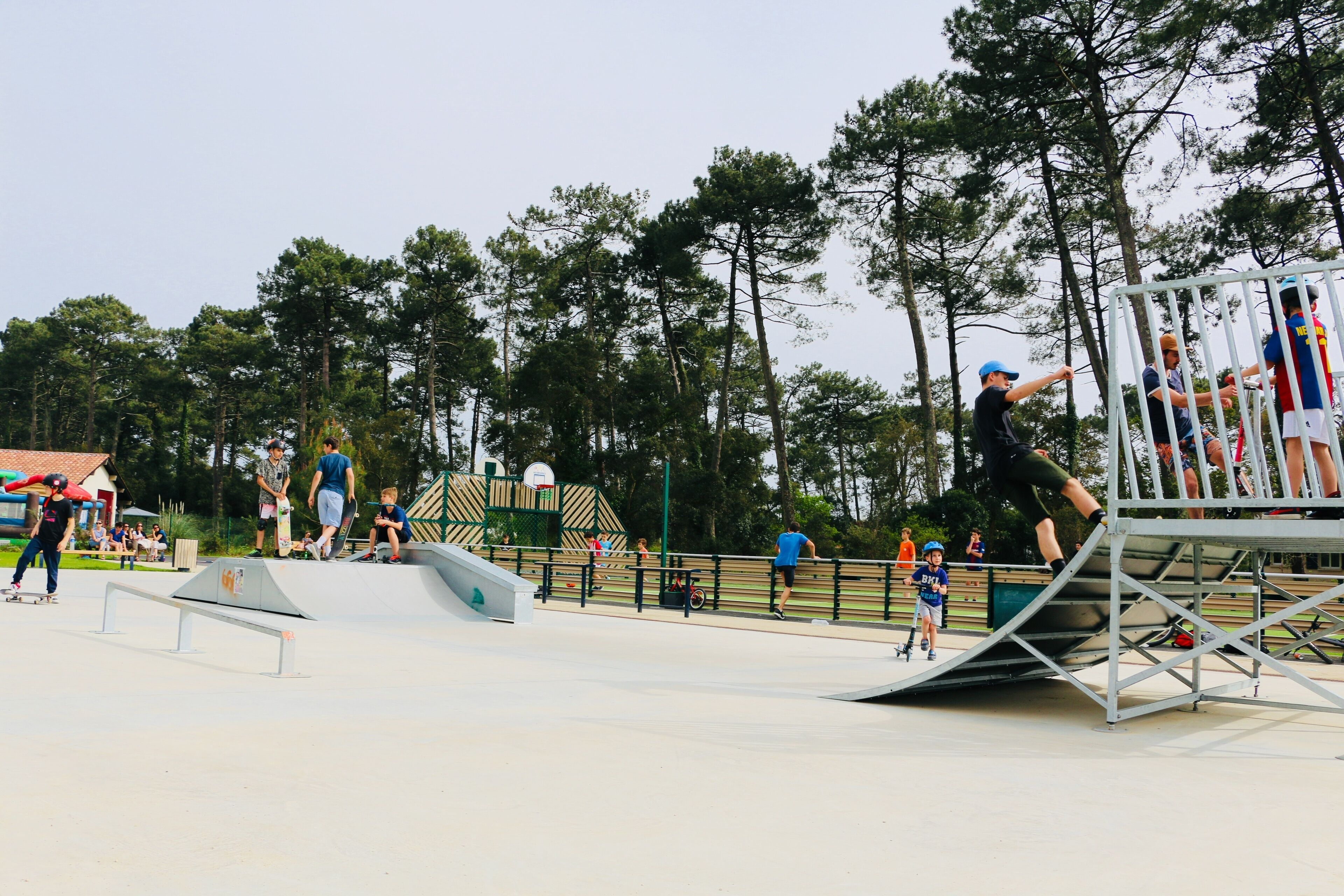 Un parc à skate doté de différentes rampes et d’obstacles.