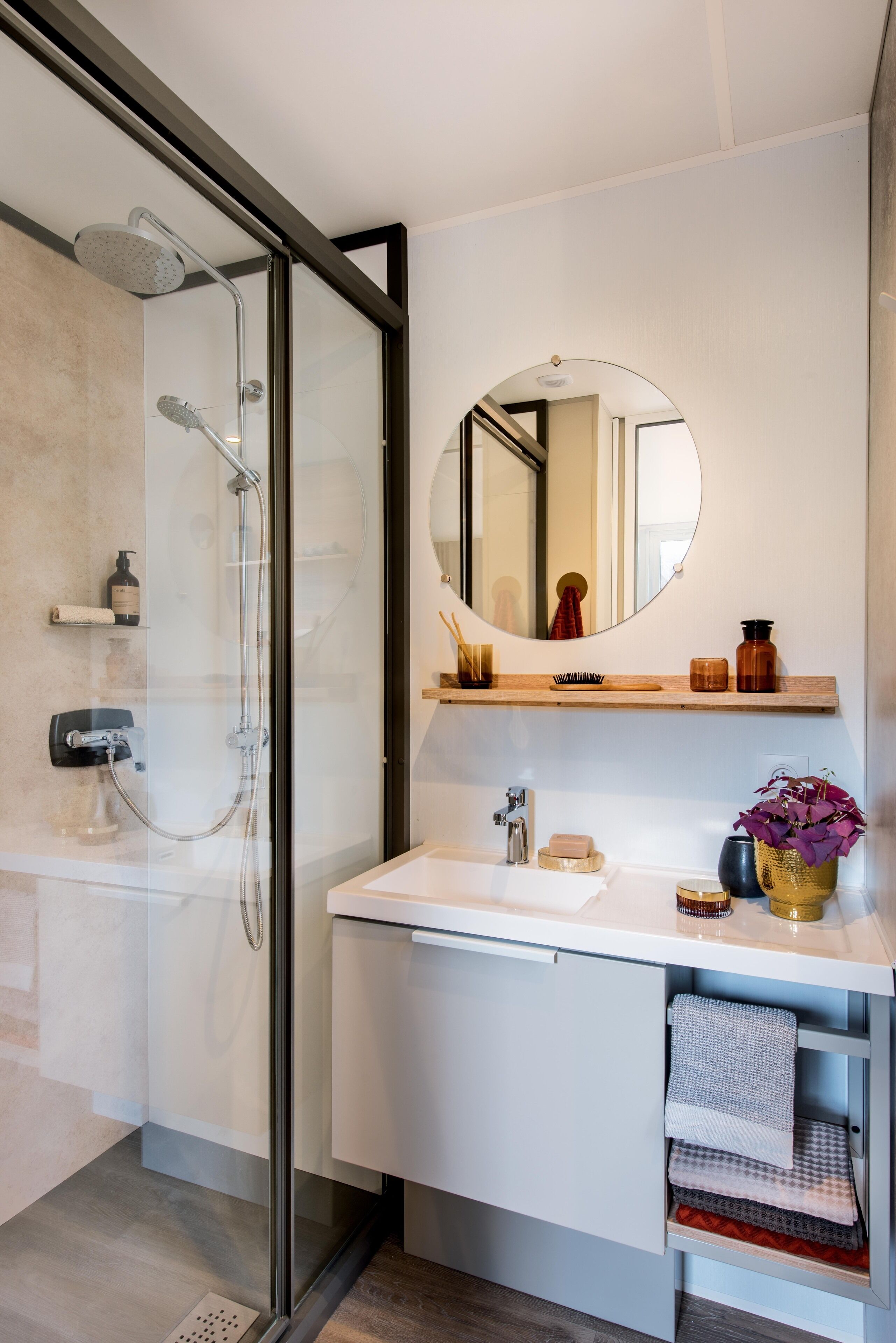 premium suite | bathroom | shower, towels