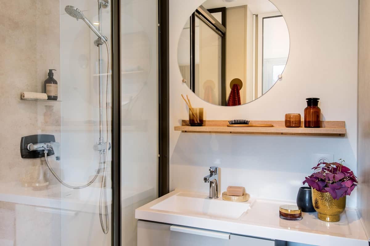 premium suite | bathroom | shower, towels