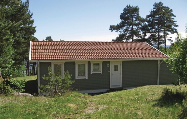 A single-story house with a red-tiled roof, a front door, and a small porch area. - 3 bedroom pet friendly home in Rygge (Rygge)