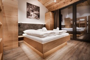 2 bedrooms, in-room safe, iron/ironing board, free WiFi