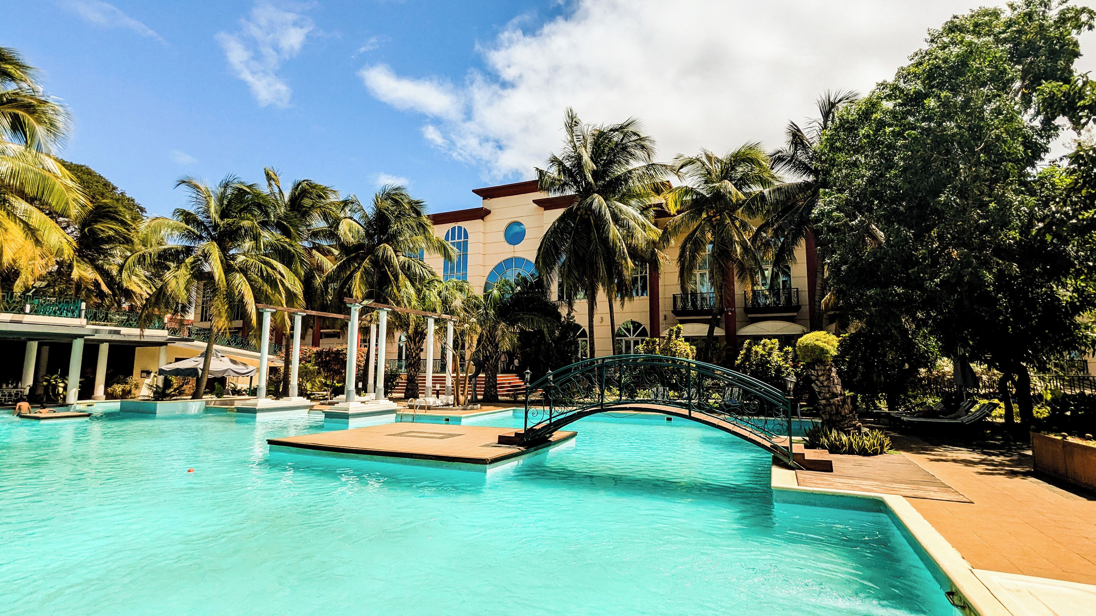 室外游泳池，日光浴躺椅