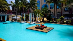 Una piscina al aire libre, tumbonas
