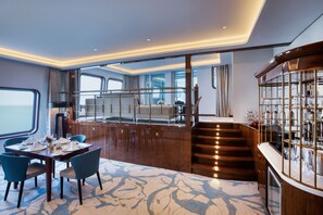 Living area - Queen Elizabeth 2 Hotel by Accor (Dubai)