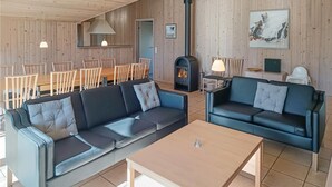 Una sala de estar moderna con un sofá, una mesa de centro y una chimenea.