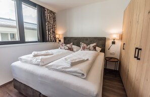 3 bedrooms, in-room safe, iron/ironing board, free WiFi