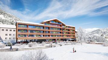 Een meerhoog hotel met balkons, elk voorzien van een ranking van nummer 1 tot en met 21.