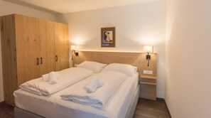 2 chambres, coffres-forts dans les chambres, fer et planche à repasser