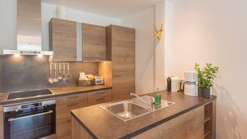 Fridge, oven, stovetop, dishwasher