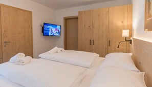 2 bedrooms, in-room safe, iron/ironing board, free WiFi